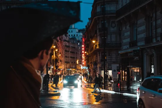 client vtc en attente dans une rue de paris