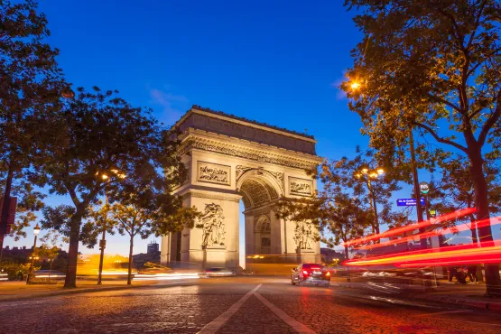 voiture tourisme paris avec chauffeur devant arc de triomphe