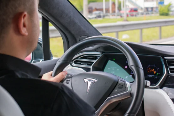 chauffeur et interieur vehicule vtc elctrique paris